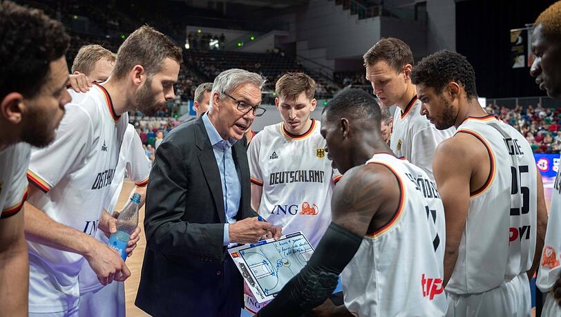 Erfolgscoach: Bundestrainer Gordon Herbert erklärt seinem Team um Kapitän Dennis Schröder (v.) den Matchplan.