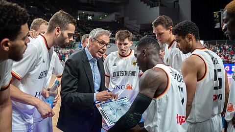 Erfolgscoach: Bundestrainer Gordon Herbert erklärt seinem Team um Kapitän Dennis Schröder (v.) den Matchplan.