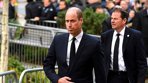 William (vorn), Prinz von Wales, trifft vor der Trauerfeier in der Manchester Cathedral ein.