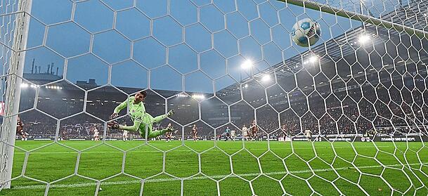 Chancenlos: Pauli-Keeper Nikola Vasilj sieht den Ball in seinem Kasten einschlagen. Chancenlos: Pauli-Keeper Nikola Vasilj sieht den Ball in seinem Kasten einschlagen.