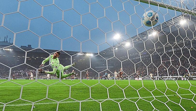 Chancenlos: Pauli-Keeper Nikola Vasilj sieht den Ball in seinem Kasten einschlagen. Chancenlos: Pauli-Keeper Nikola Vasilj sieht den Ball in seinem Kasten einschlagen.