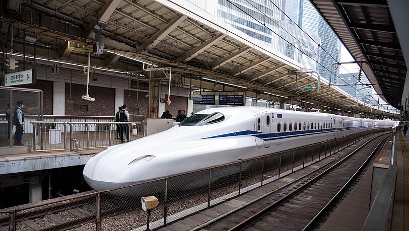 Japans Hochgeschwindigkeitszug Shinkansen ist berühmt für seine Pünktlichkeit. (Archivbild)