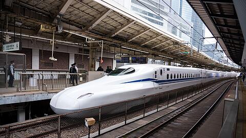 Japans Hochgeschwindigkeitszug Shinkansen ist ber&uuml;hmt f&uuml;r seine P&uuml;nktlichkeit. (Archivbild)