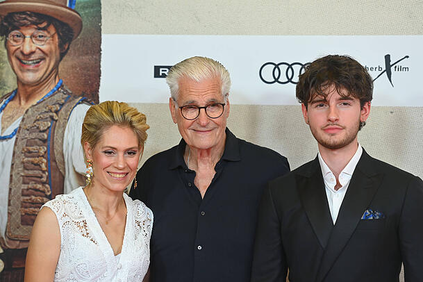 Sky du Mont (Mitte) mit seiner Partnerin Julia Sch&uuml;tze und seinem Sohn Fayn.