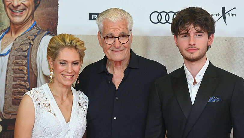 Sky du Mont (Mitte) mit seiner Partnerin Julia Sch&uuml;tze und seinem Sohn Fayn.