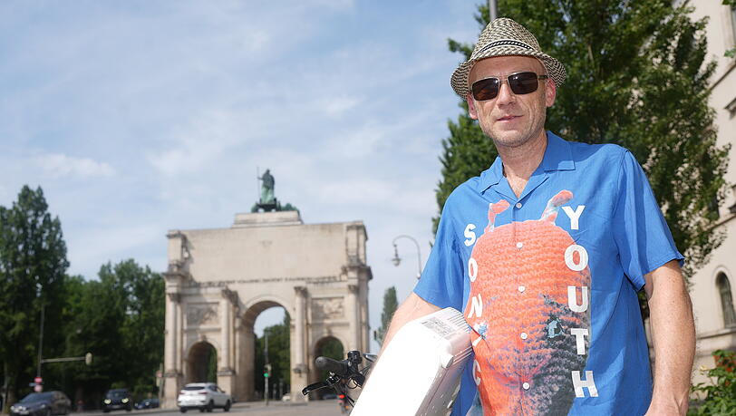 Michael Aichner aka "genelabo". Der Projektionskünstler ist einer der Münchner Pioniere in seinem Beruf. Im Arm hält er einen modernen Videoprojektor: Panasonic VZ570. Ihn montiert er meist auf das Projektions-Lastenradl. Michael Aichner aka "genelabo". Der Projektionskünstler ist einer der Münchner Pioniere in seinem Beruf. Im Arm hält er einen modernen Videoprojektor: Panasonic VZ570. Ihn montiert er meist auf das Projektions-Lastenradl.