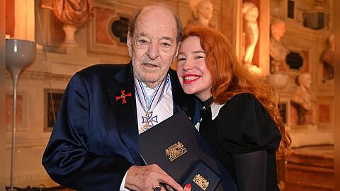 Ralph Siegel - hier mit Ehefrau Laura bei der Verleihung des Bayerischen Maximiliansorden im Dezember 2025 in M&uuml;nchen - will wieder zum ESC.