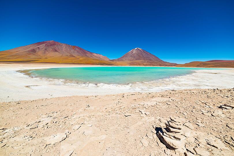 Die Laguna Verde ist ein weiterer farbenfroher See in Bolivien - und macht seinem Namen alle Ehre. Die "grüne Lagune" liegt mitten in einer kargen Landschaft in den Anden, wodurch ihre Farbe noch auffälliger wird. Mineralien wie Kalziumkarbonat oder Magnesium sind verantwortlich für die Färbung. Die Laguna Verde ist ein weiterer farbenfroher See in Bolivien - und macht seinem Namen alle Ehre. Die "grüne Lagune" liegt mitten in einer kargen Landschaft in den Anden, wodurch ihre Farbe noch auffälliger wird. Mineralien wie Kalziumkarbonat oder Magnesium sind verantwortlich für die Färbung.