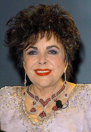 Schauspielerin Elizabeth Taylor trat ganz acht Mal vor den Traualtar - dabei kommt sie aber nur auf eine Bilanz von sieben Ehemännern... Wie das geht? Sie hat...
