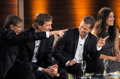 Jauch, Schweiger, Nowitzki und Jessica Biel amüsieren sich.