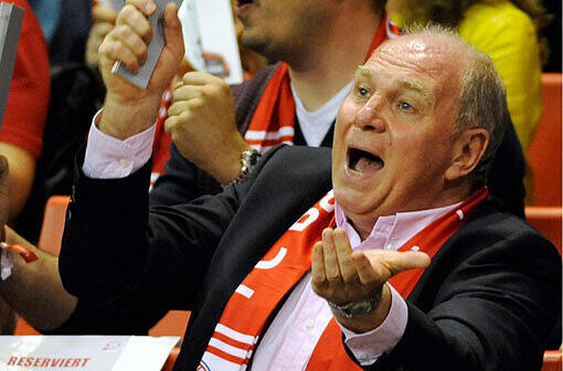 Uli Hoeneß freut sich über einen Sieg der Bayern-Basketballer.