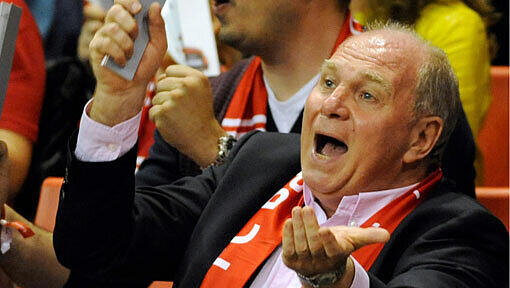 Uli Hoeneß freut sich über einen Sieg der Bayern-Basketballer. Uli Hoeneß freut sich über einen Sieg der Bayern-Basketballer.