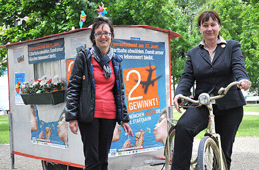 Immer unterwegs gegen die dritte Startbahn: Doris Kraeker und Helga Stieglmeier vom Bündnis &bdquo;Aufgemuckt&ldquo;.