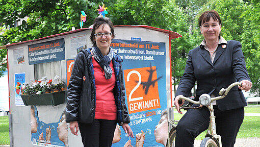 Immer unterwegs gegen die dritte Startbahn: Doris Kraeker und Helga Stieglmeier vom Bündnis „Aufgemuckt“. Immer unterwegs gegen die dritte Startbahn: Doris Kraeker und Helga Stieglmeier vom Bündnis „Aufgemuckt“.