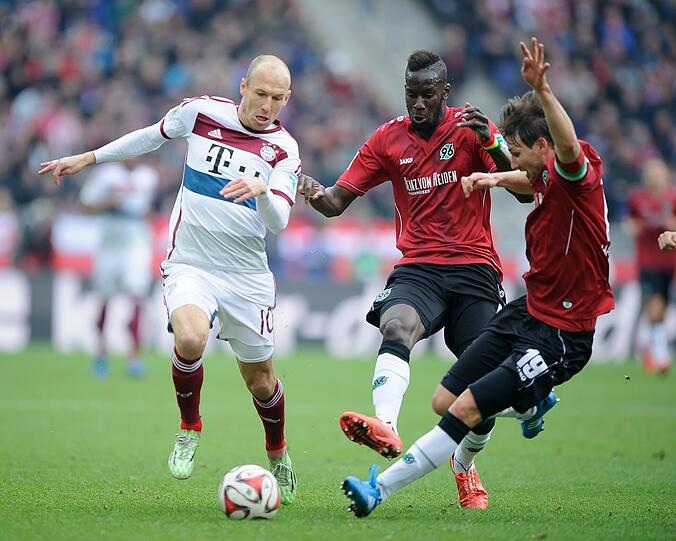 ARJEN ROBBEN - NOTE 4 - Lief sich anfangs immer wieder fest in der teils doppelten Viererkette von Hannover. War nicht wirklich sein Spiel. Müller und Ribéry waren die Aktiveren. Ein Freistoß ging weit drüber (85.). Womöglich hat sich der Holländer die Tore für den Mittwoch aufgehoben.