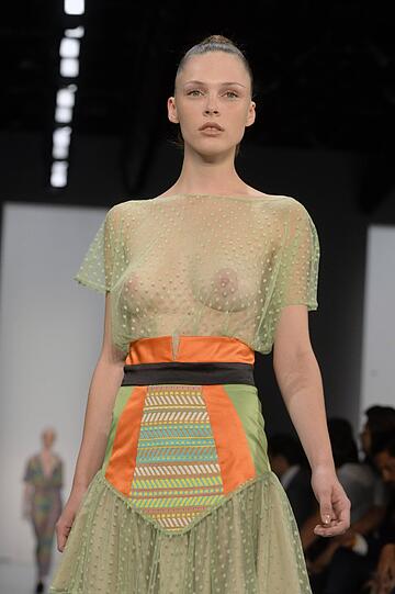 Die Mädchen dürfen auf dem Laufsteg nicht zimperlich sein: Bei der Fashion Week gibt's fast keine Show ohne (fast) nackte Brüste. Die Busenblitzer der sexy Models...