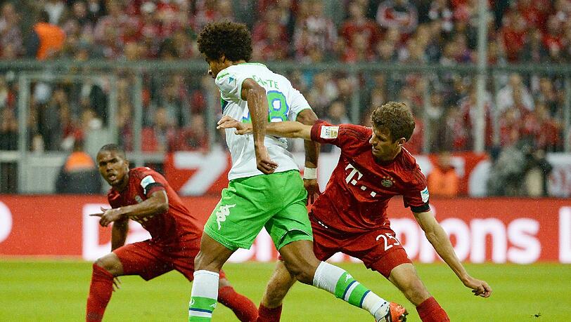 Im Einsatz gegen seinen Ex-Verein: Wolfsburg-Verteidiger Dante stellt sich den Bayern entgegen. Im Einsatz gegen seinen Ex-Verein: Wolfsburg-Verteidiger Dante stellt sich den Bayern entgegen.