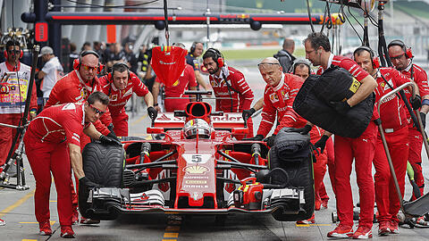 Sebastian Vettel und sein Ferrari-Team beim Boxenstopp während des ersten freien Trainings.
