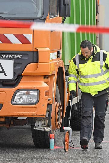 Die junge Frau wurde von der Hinterachse des Lkw erfasst und überrollt.