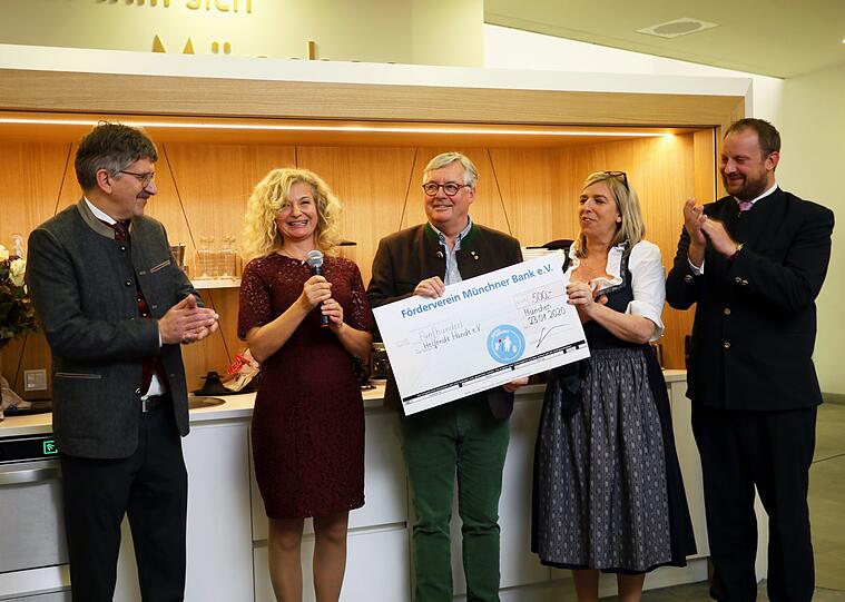 Auch die sechs weiteren Vereine, die zu Beginn der Aktion von unserer Jury nominiert wurden, durften sich über eine Spende der Münchner Bank freuen. Helfende Hände bewarb sich in der Kategorie Kinder, um Geld für einen Ausflug zu bekommen. Nariman Zimpel und Hans-Georg Lutz nahmen den Scheck entgegen.