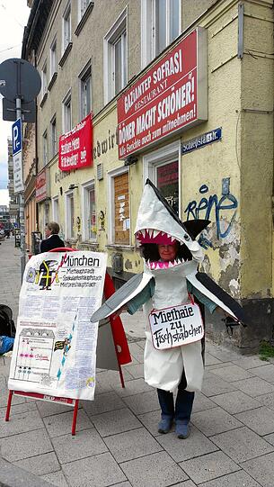 "Miethaie zu Fischstäbchen": Eine Aktivistin zeigt sich durchaus kreativ.