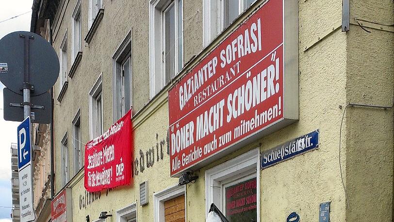 "Miethaie zu Fischstäbchen": Eine Aktivistin zeigt sich durchaus kreativ. "Miethaie zu Fischstäbchen": Eine Aktivistin zeigt sich durchaus kreativ.