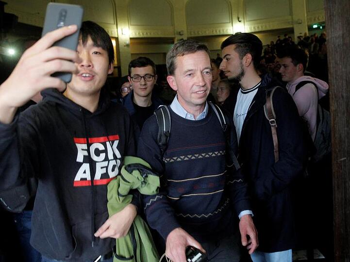Bernd Lucke verlässt nach der verhinderten Vorlesung den Hörsaal.