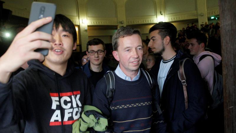 Bernd Lucke verlässt nach der verhinderten Vorlesung den Hörsaal.