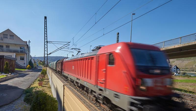 Ein Güterzug fährt im Rheintal an einer direkt am Gleisbett platzierten niedrigen-Lärmschutzwand vorbei. Ein Güterzug fährt im Rheintal an einer direkt am Gleisbett platzierten niedrigen-Lärmschutzwand vorbei.