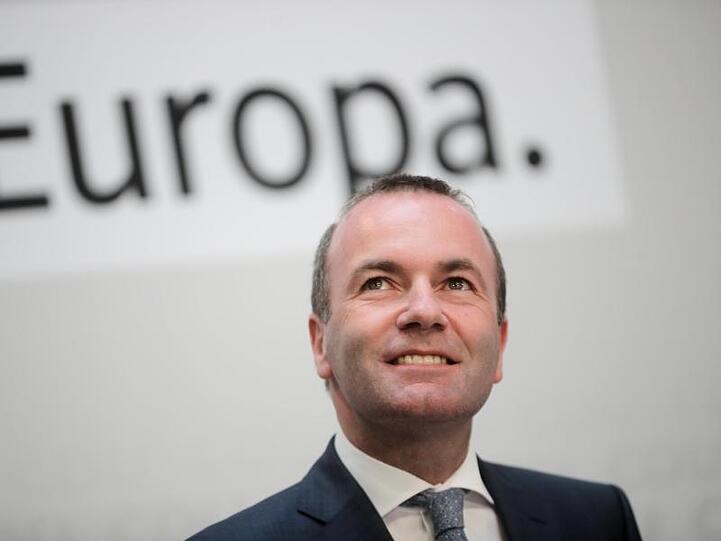 Manfred Weber (CSU) äußert sich auf einer Pressekonferenz der Union zum Ergebnis der Europawahl. Foto: Michael Kappeler/Archivbild