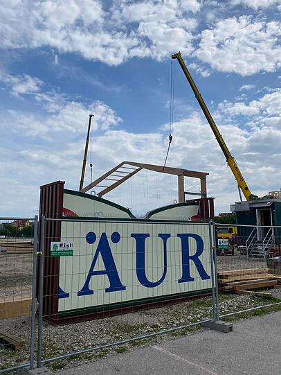Mit dem Bräurosl-Zelt wird das erste Wiesn-Zelt 2022 aufgebaut – vier Monate vor dem Anstich. Mit dem Bräurosl-Zelt wird das erste Wiesn-Zelt 2022 aufgebaut – vier Monate vor dem Anstich.