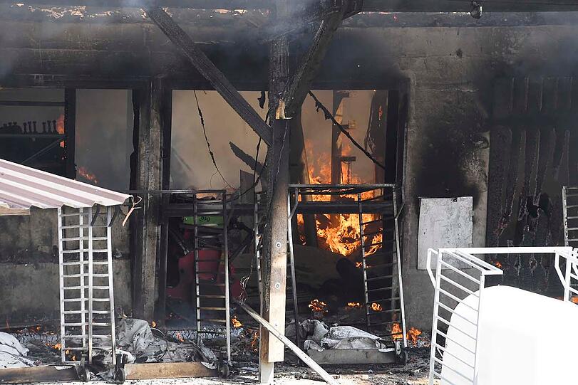 Ein aufgrund der starken Rauchentwicklung kilometerweit sichtbares Großfeuer auf einem Bauernhof in Freising hat zur teilweisen Einstellung des Flugverkehrs am Münchner Flughafen geführt.