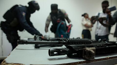 Die Polizei zeigt während einer Pressekonferenz in der Generaldirektion der Polizei in Port-au-Prince, Haiti, Waffen und Ausrüstung, die von Banden beschlagnahmt wurden.