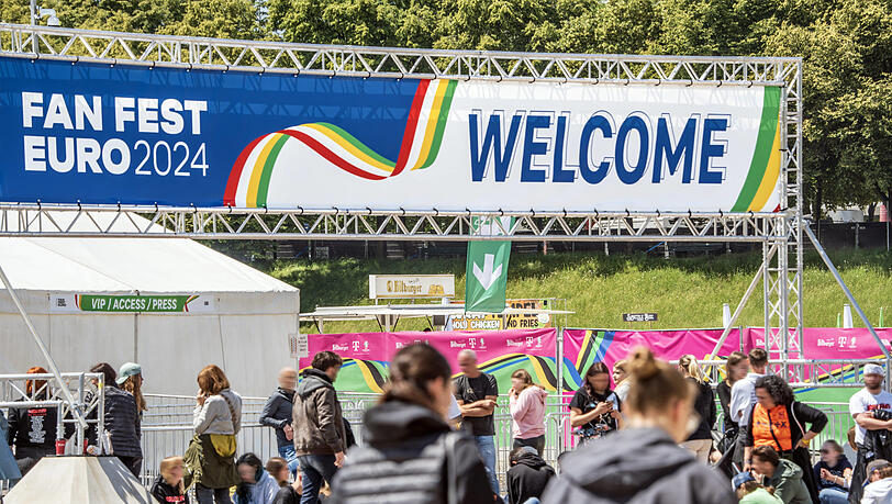 Schon mittags haben Fans vor dem Eingang zur Theresienwiese gewartet. Viele haben sich später geärgert.