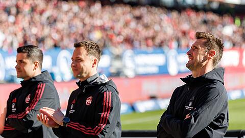 Miroslav Klose (r) genießt den Zuspruch der Nürnberger Fans.