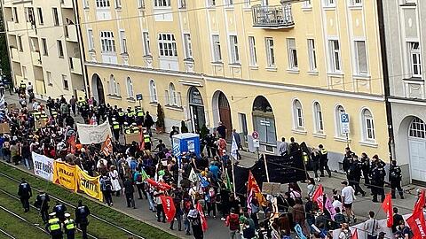 Aktivisten bewegen sich bei den IAA-Protesten auf der Belgradstraße stadtauswärts.