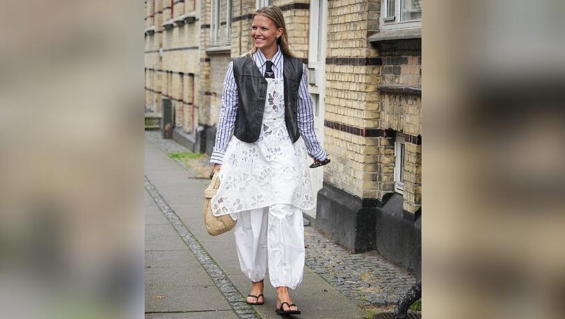 2025 ist es wieder angesagt, Kleider mit Hosen zu kombinieren.