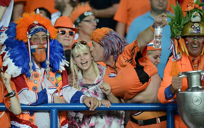 Deutschland gegen Holland - vor und während dieser brisanten Partie in der Ukraine am MIttwoch feiern die Fans ausgelassen in Orange und Schwarz-Rot-Gold - die Bilder!