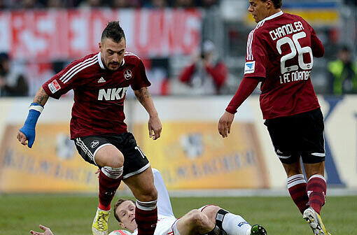Die Nürnberger Timo Gebhart (l.) und Timothy Chandler (r.) kämpfen mit Hamburgs Marcell Jansen um den Ball.