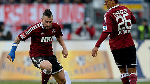 Die Nürnberger Timo Gebhart (l.) und Timothy Chandler (r.) kämpfen mit Hamburgs Marcell Jansen um den Ball. Die Nürnberger Timo Gebhart (l.) und Timothy Chandler (r.) kämpfen mit Hamburgs Marcell Jansen um den Ball.
