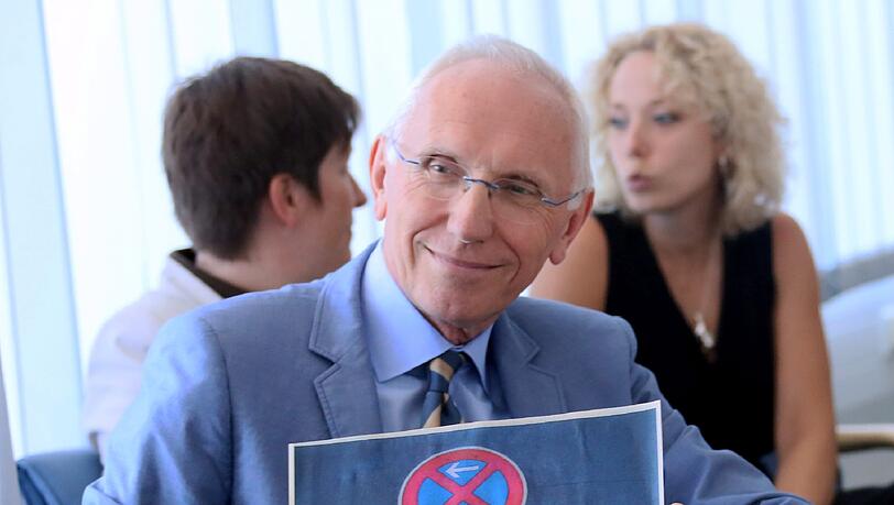 Wilfried Blume-Beyerle bewahrt Haltung, obwohl seine Pressekonferenz so gar nicht planmäßig abläuft. Trotzig lächelnd hält er für die Fotografin das geplante und umstrittene Rikscha-Haltestellen-Schild hoch. Ob ihn in den kommenden Wochen ein Rikscha-Fahrer mitnimmt? Wilfried Blume-Beyerle bewahrt Haltung, obwohl seine Pressekonferenz so gar nicht planmäßig abläuft. Trotzig lächelnd hält er für die Fotografin das geplante und umstrittene Rikscha-Haltestellen-Schild hoch. Ob ihn in den kommenden Wochen ein Rikscha-Fahrer mitnimmt?