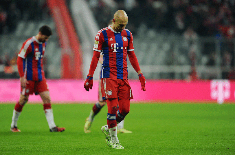 Arjen Robben schiebt Frust nach dem 1:1 des FC Bayern gegen Schalke.
