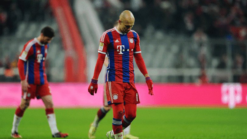Arjen Robben schiebt Frust nach dem 1:1 des FC Bayern gegen Schalke. Arjen Robben schiebt Frust nach dem 1:1 des FC Bayern gegen Schalke.