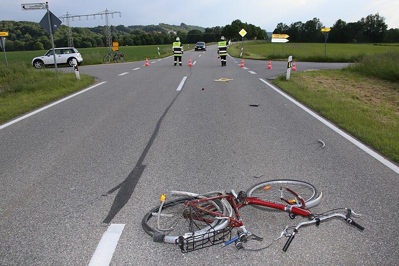 Tödlicher Unfall im Landkreis Mühldorf. Ein Pkw kollidiert an einer Kreuzung mit einem Radfahrer. Der Radfahrer verstarb noch am Unfallort.