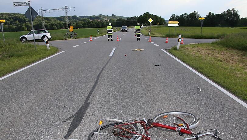 Tödlicher Unfall im Landkreis Mühldorf. Ein Pkw kollidiert an einer Kreuzung mit einem Radfahrer. Der Radfahrer verstarb noch am Unfallort. Tödlicher Unfall im Landkreis Mühldorf. Ein Pkw kollidiert an einer Kreuzung mit einem Radfahrer. Der Radfahrer verstarb noch am Unfallort.