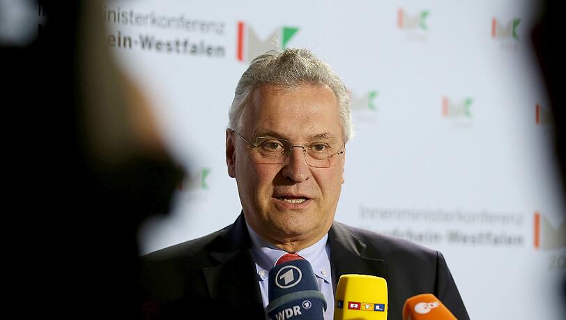 Joachim Herrmann (CSU) setzt sich für eine Reduzierung der Flüchtlingszahl ein. Joachim Herrmann (CSU) setzt sich für eine Reduzierung der Flüchtlingszahl ein.