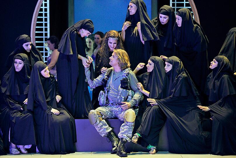 Parsifal (Klaus Florian Vogt) und Klingsors Zaubermädchen in der Bayreuther Neuinszenierung des Regisseurs Uwe Eric Laufenberg.