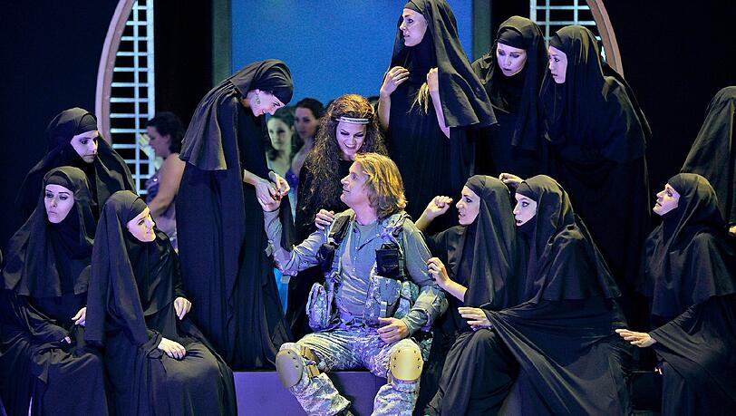 Parsifal (Klaus Florian Vogt) und Klingsors Zaubermädchen in der Bayreuther Neuinszenierung des Regisseurs Uwe Eric Laufenberg. Parsifal (Klaus Florian Vogt) und Klingsors Zaubermädchen in der Bayreuther Neuinszenierung des Regisseurs Uwe Eric Laufenberg.