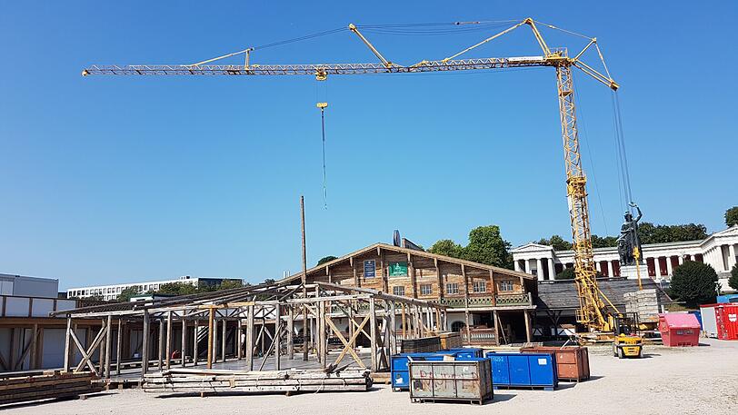 Bei Käfer wird der Biergarten aufgebaut.