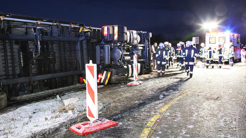 Bilder vom Bergungseinsatz auf der B12: Als der Lkw auf die A94 auffahren wollte, kippte er um.